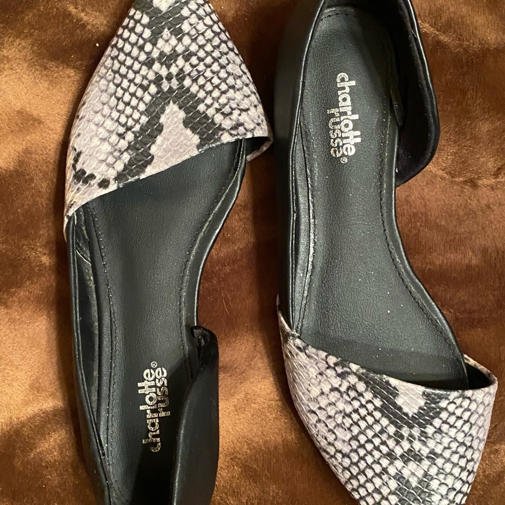 Charlotte Russe snakeskin flat adorable closed toe flat dress shoe - Picture 3 of 3